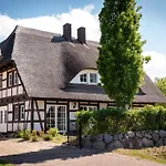 펜션 Reethus-am-hafen Reetdachhaus Westbrise Mit Garten Und Blick Aufs Wasser