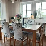 펜션 Reethus-am-hafen Reetdachhaus Westbrise Mit Garten Und Blick Aufs Wasser