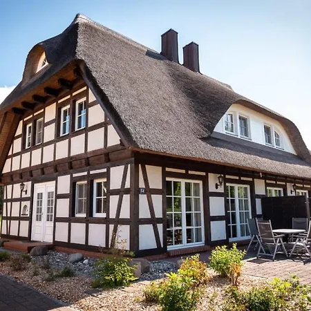Reethus-am-hafen Reetdachhaus Westbrise Mit Garten Und Blick Aufs Wasser