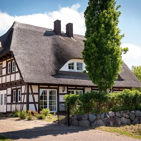 Prázdninový dům Reethus-am-hafen Reetdachhaus Westbrise Mit Garten Und Blick Aufs Wasser